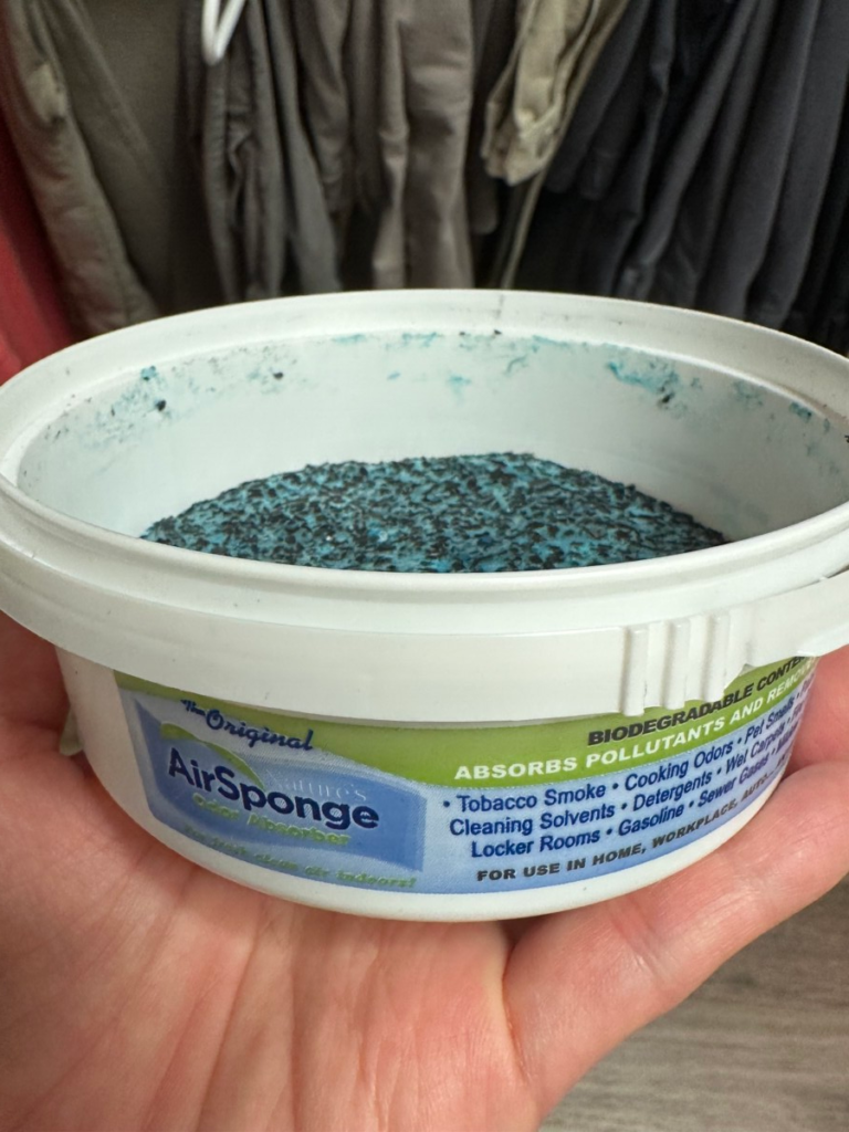 향에 예민한 내가 유일하게 쓰는 탈취제 – 네이쳐스 에어 스폰지 2년 사용후기